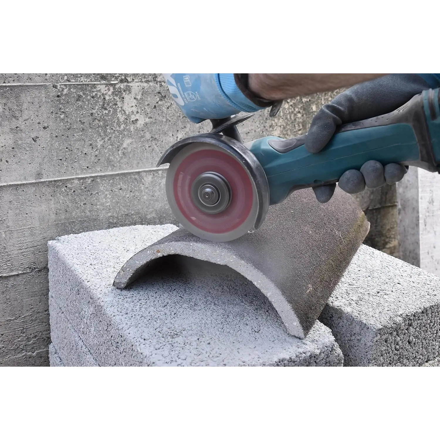 Persoană folosind un disc diamantat OX Pro TX10R Turbo pentru tăiere curbată beton