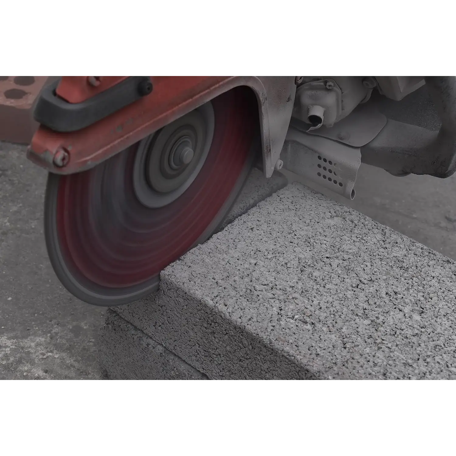 Imagine de tăiere cu disc diamantat Pro TX10R Turbo pe beton pentru beton, caramida, granit