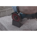 Mâini care țin un disc diamantat TX10R Turbo Pro TX10R pentru tăiere beton și metal
