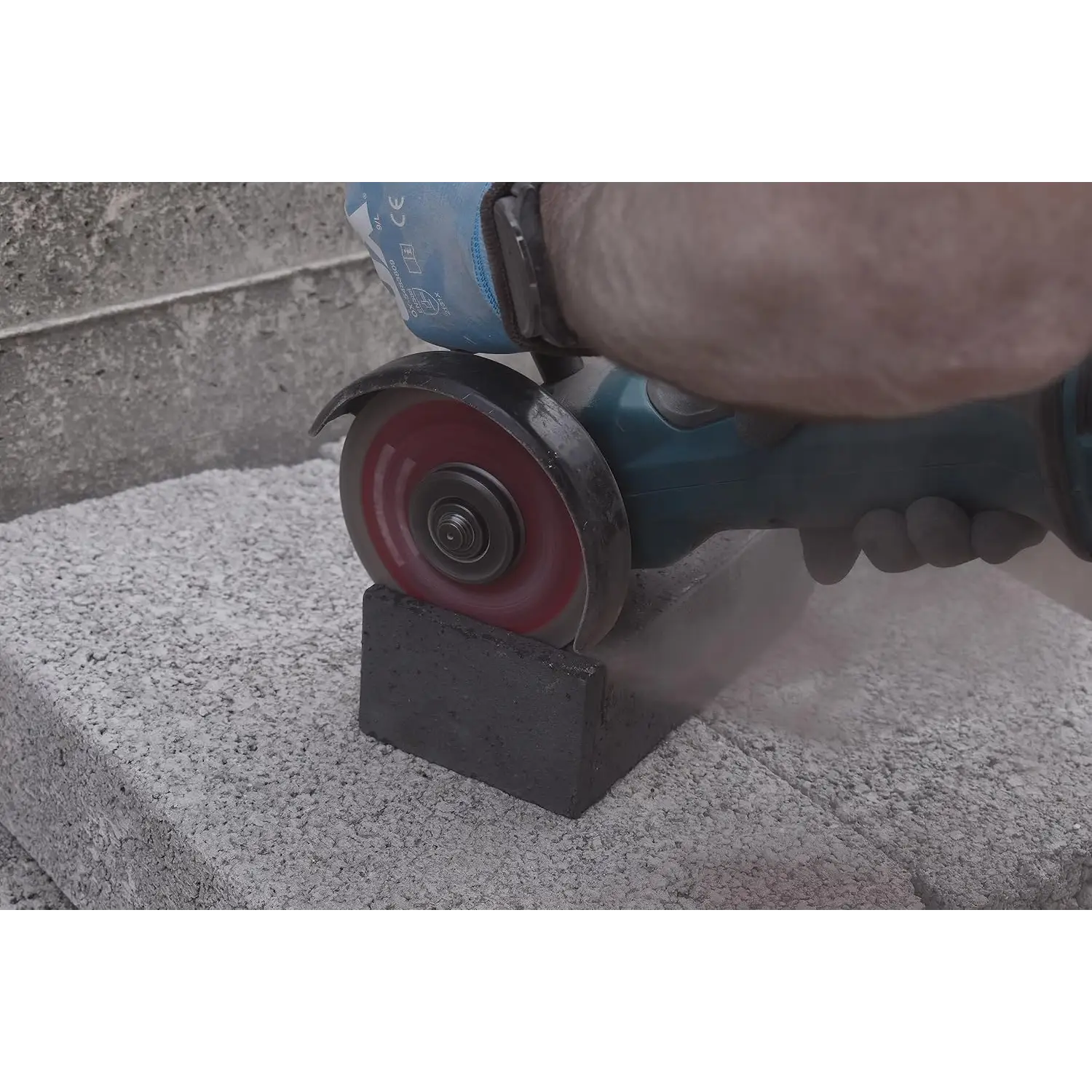 Mâini care țin un disc diamantat TX10R Turbo Pro TX10R pentru tăiere beton și metal