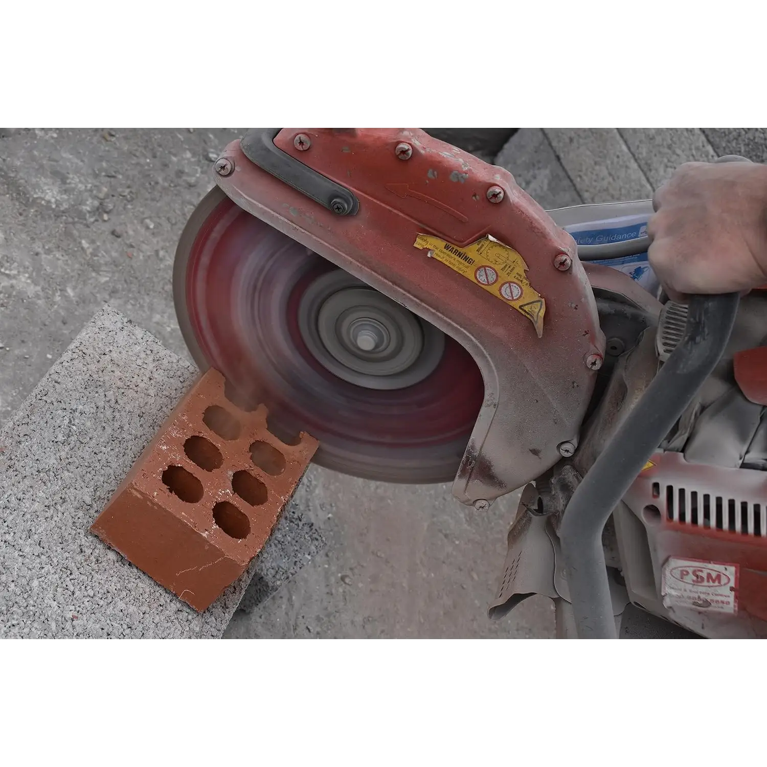 Imaginea arată un circular electric power cutting o cărămidă cu disc diamantat PRO TX10R TURBO