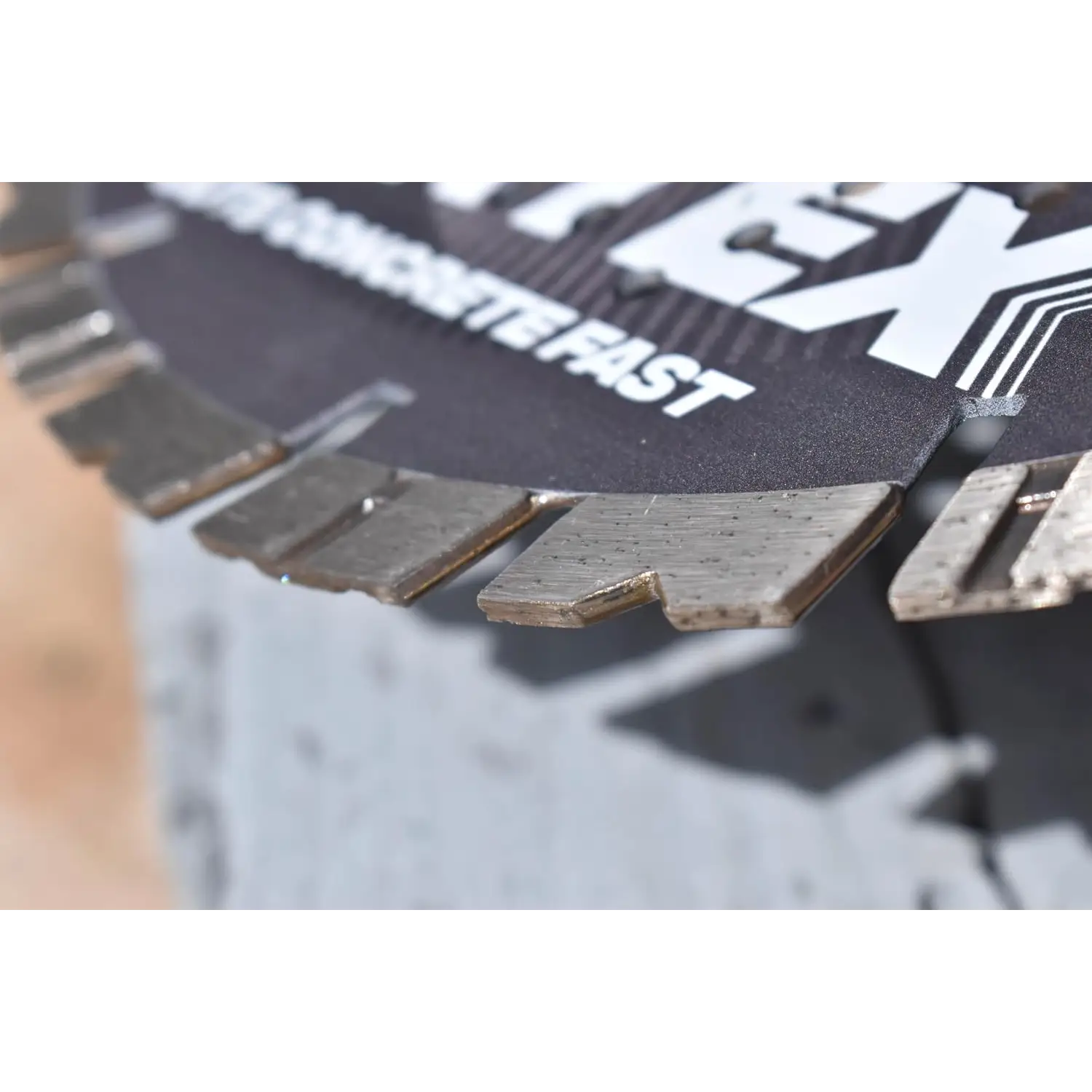 Imaginea arată o lamă diamantată pentru tăiat beton cu segment de 14 mm, Spectrum Pro V14