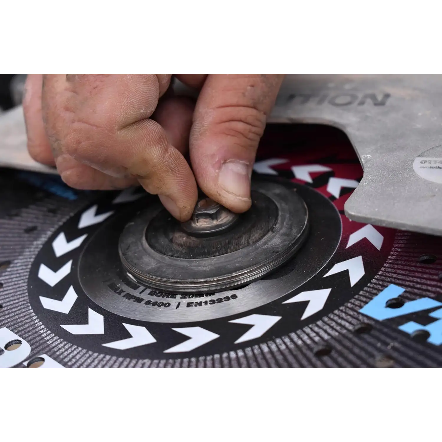 Mână ajustând discul diamantat Spectrum Pro V14 pentru ferăstrău circular beton armat