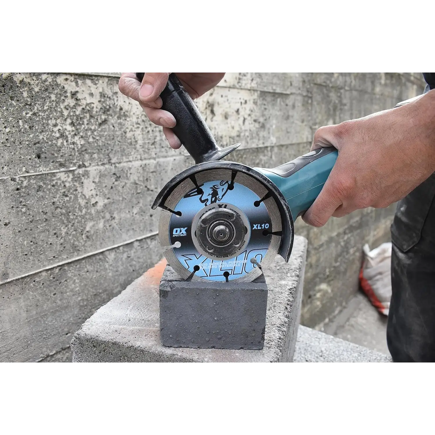 Disc diamantat Spectrum Trade XL‑10 tăind cărămidă cu un unghi grinder cu disc diamantat