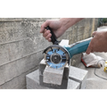Disc diamantat Spectrum Trade XL-10 tăind o bucată de beton cu un flex angle grinder
