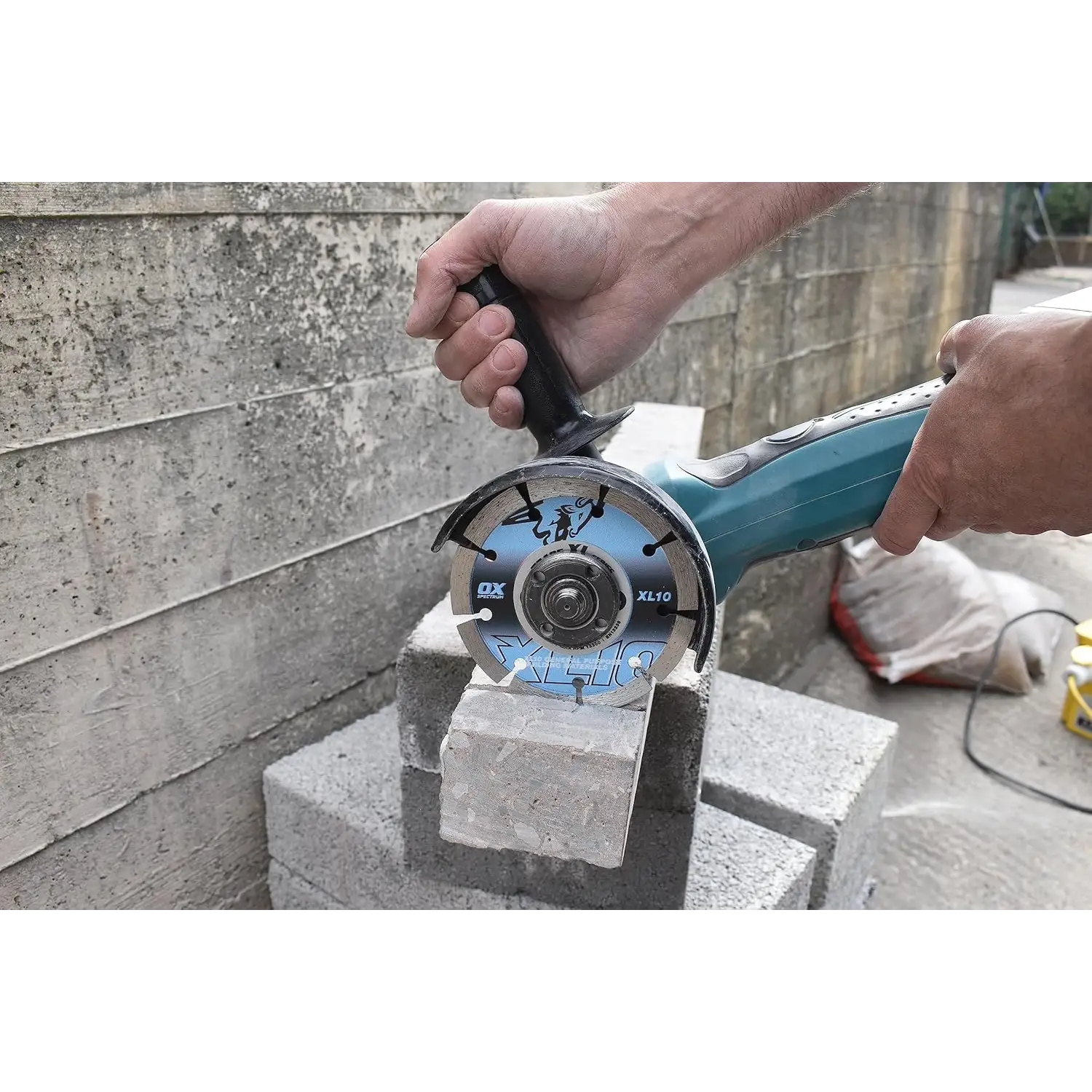 Disc diamantat Spectrum Trade XL-10 tăind o bucată de beton cu un flex angle grinder