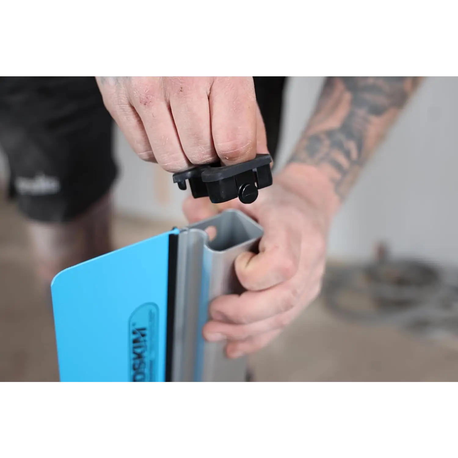 Mână asamblând o gletiera semi flexibila SpeedSkim ST pentru finisaje profesionale