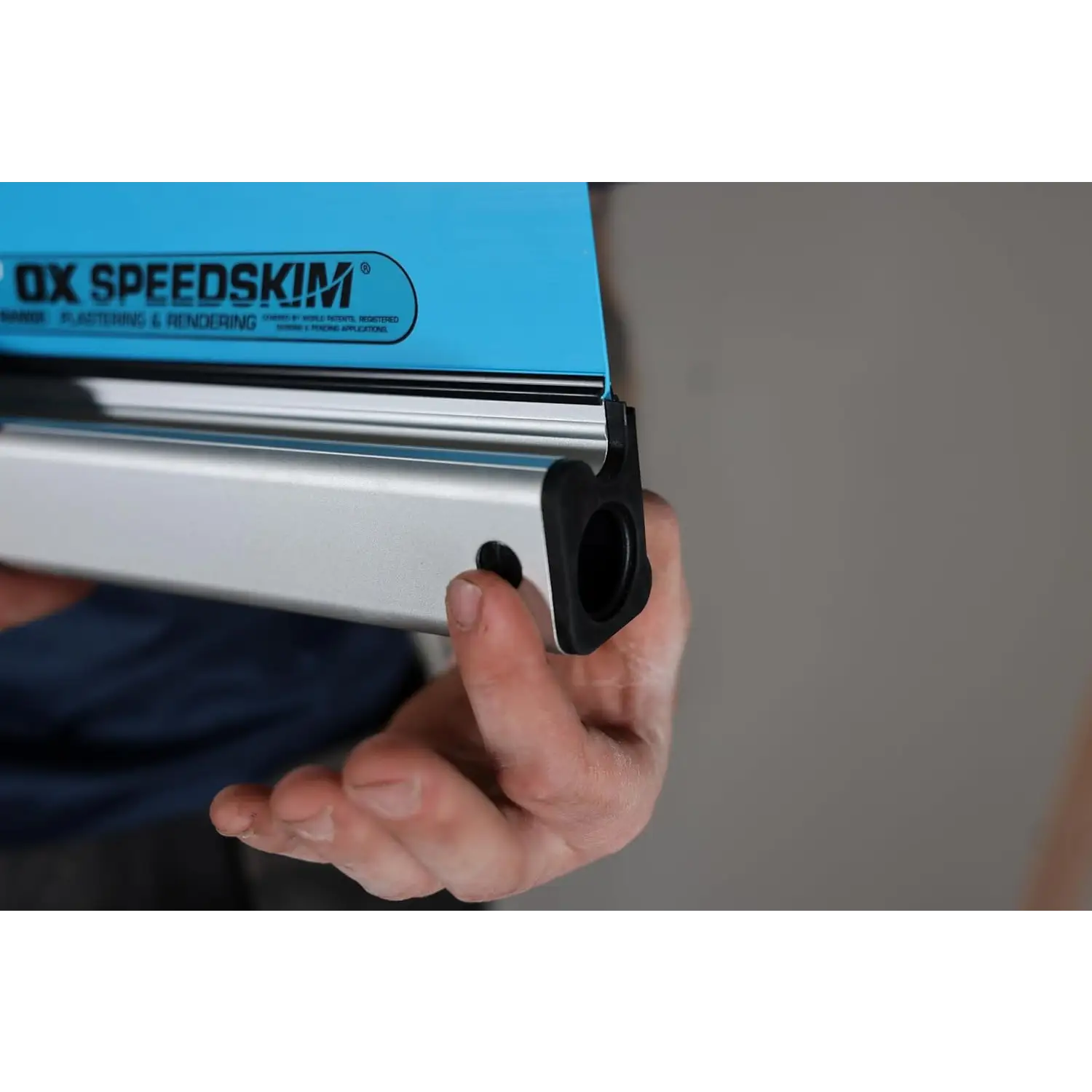 Imaginea arată o mână cu o gletieră semi flexibilă SpeedSkim ST pentru finisaje profesionale