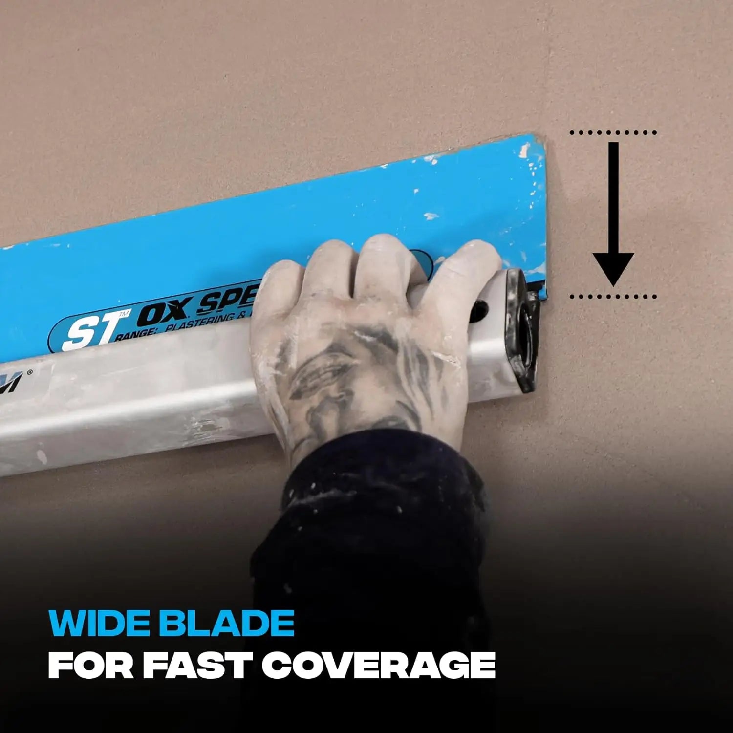 Mână în mănușă murdară cu trowel de gletiere semi-flexibilă SpeedSkim ST pentru finisaje profesionale