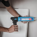 Pistol OX Pro rodless în utilizare pe tavan/rigips — acces în spații înguste