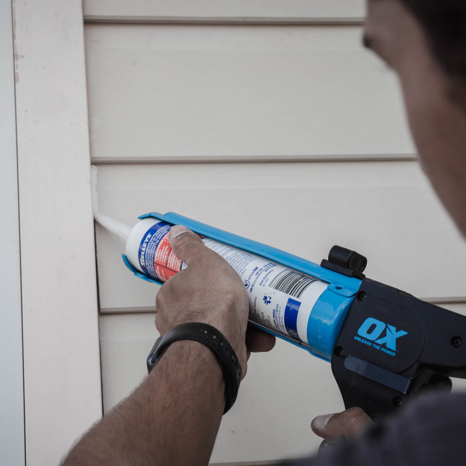 Aplicare etanșant la exterior cu pistolul OX Pro rodless de 400 ml