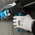 Pistol OX Pro Dual Thrust în utilizare cu cartuș de adeziv/etanșant