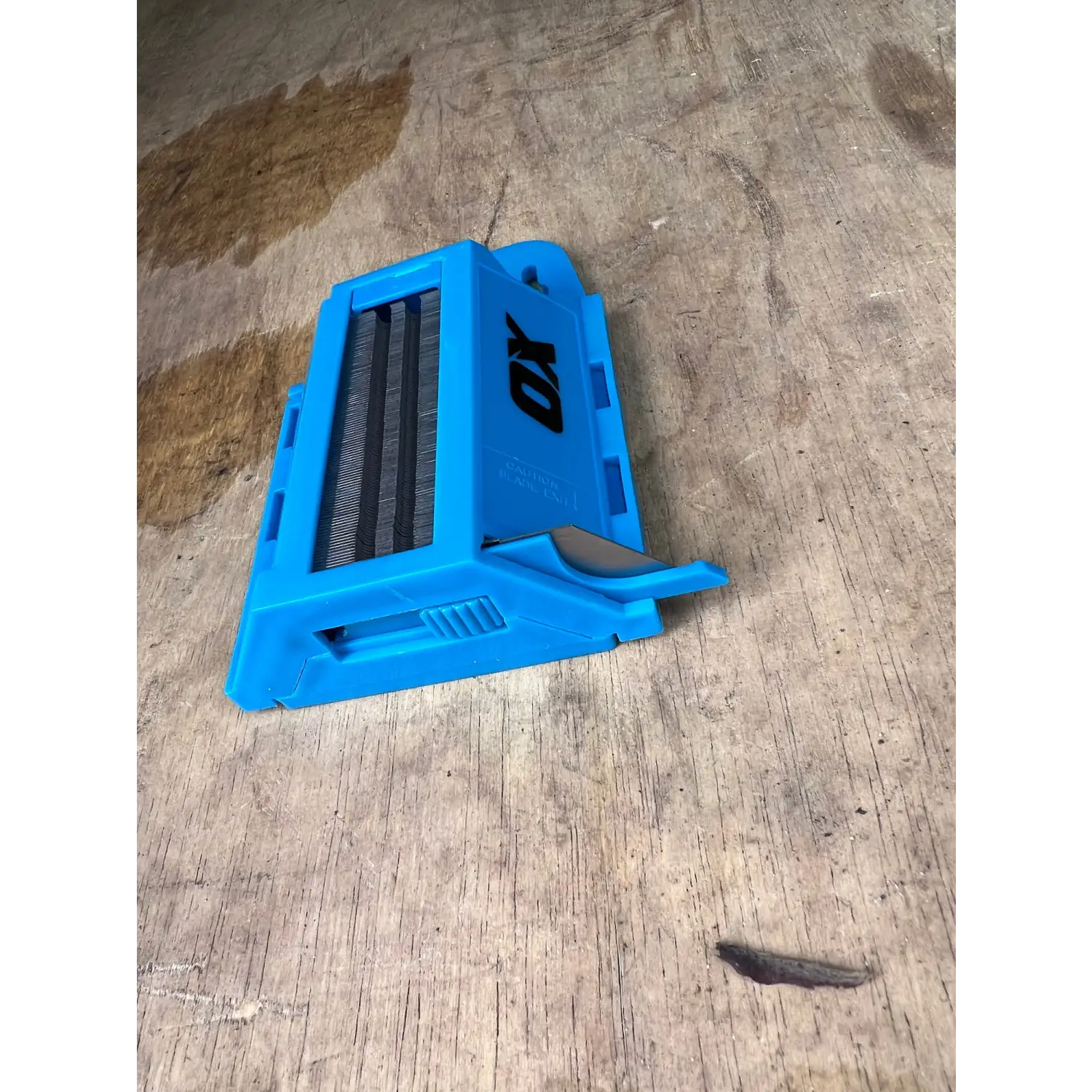 Unealtă din plastic albastru pentru ascuțirea lamelor pentru Cutter Utilitar OX PRO