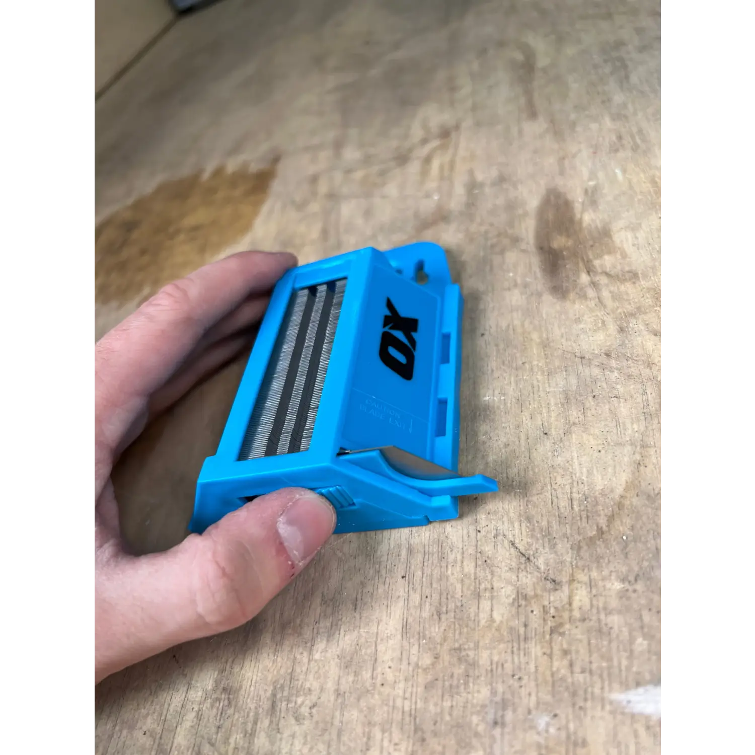 Ascuțitor de diamant portabil albastru cu suprafață texturată pentru cuțite universale OX PRO