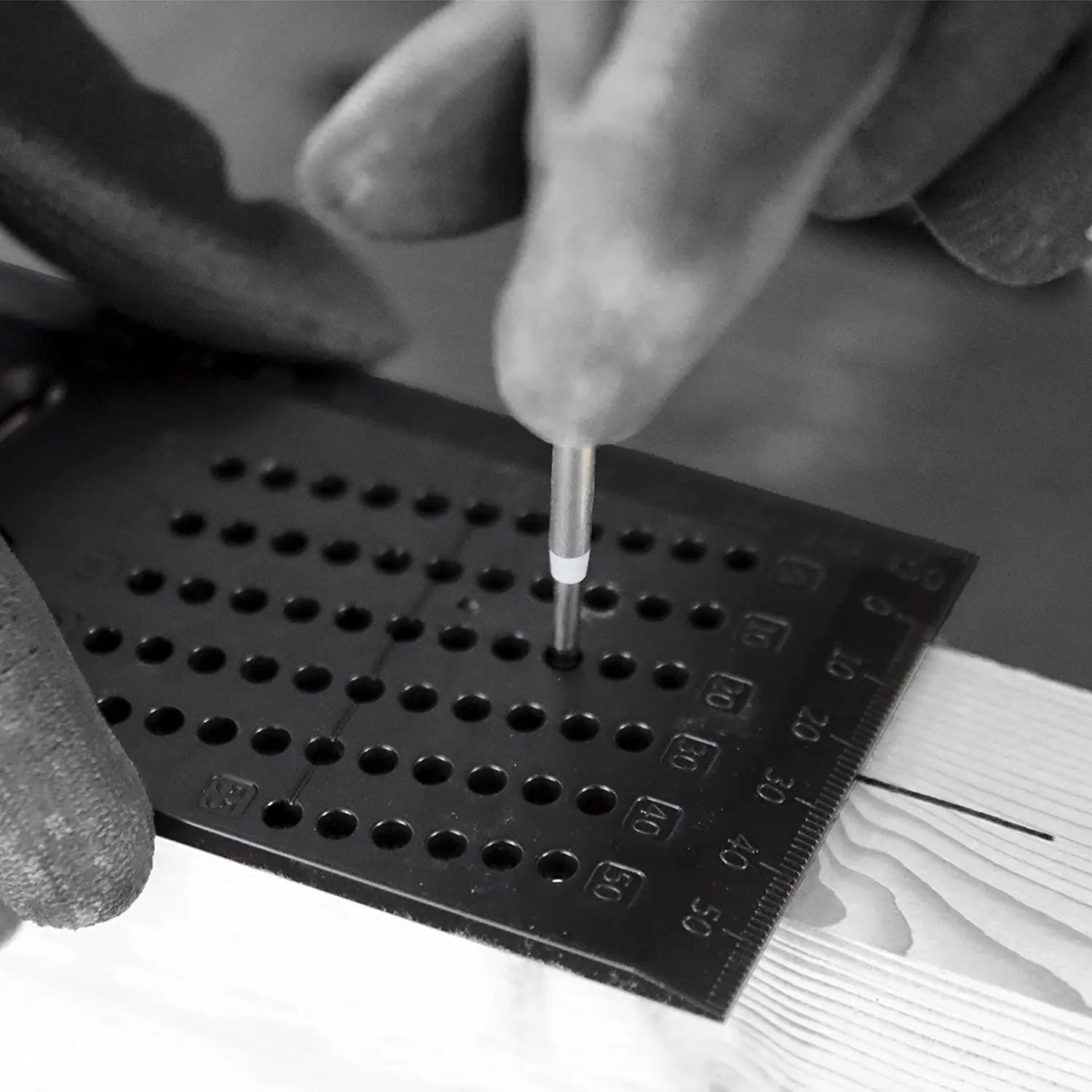 Mână cu Rigla de masurare TRACER ProMitre și multe rigle integrate pe lemn