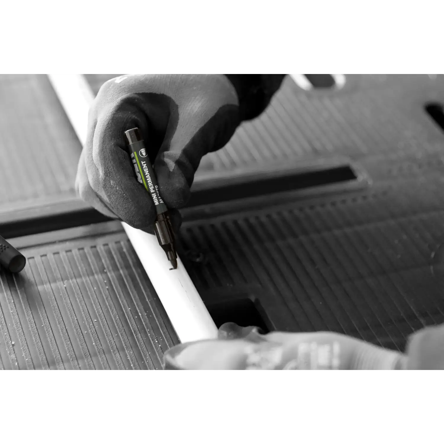 Mână în mănușă folosind markere permanente mini negre pe țeavă pentru DIY și construcții