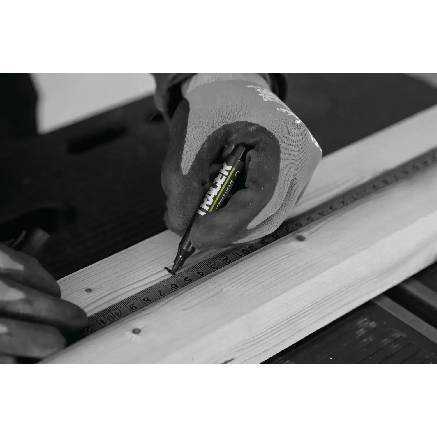 Mână cu mănușă marcând lemn cu markere permanente mini negre și riglă, Set 100