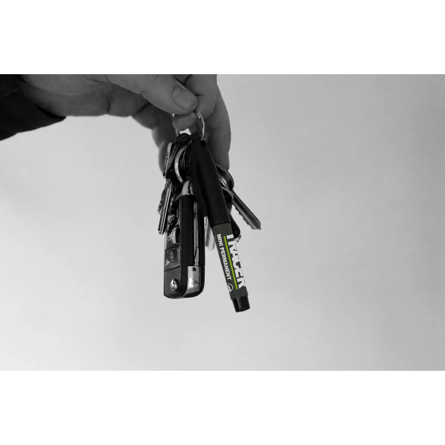 Mână ținând chei cu markere permanente mini negre și accesorii, ideal pentru DIY