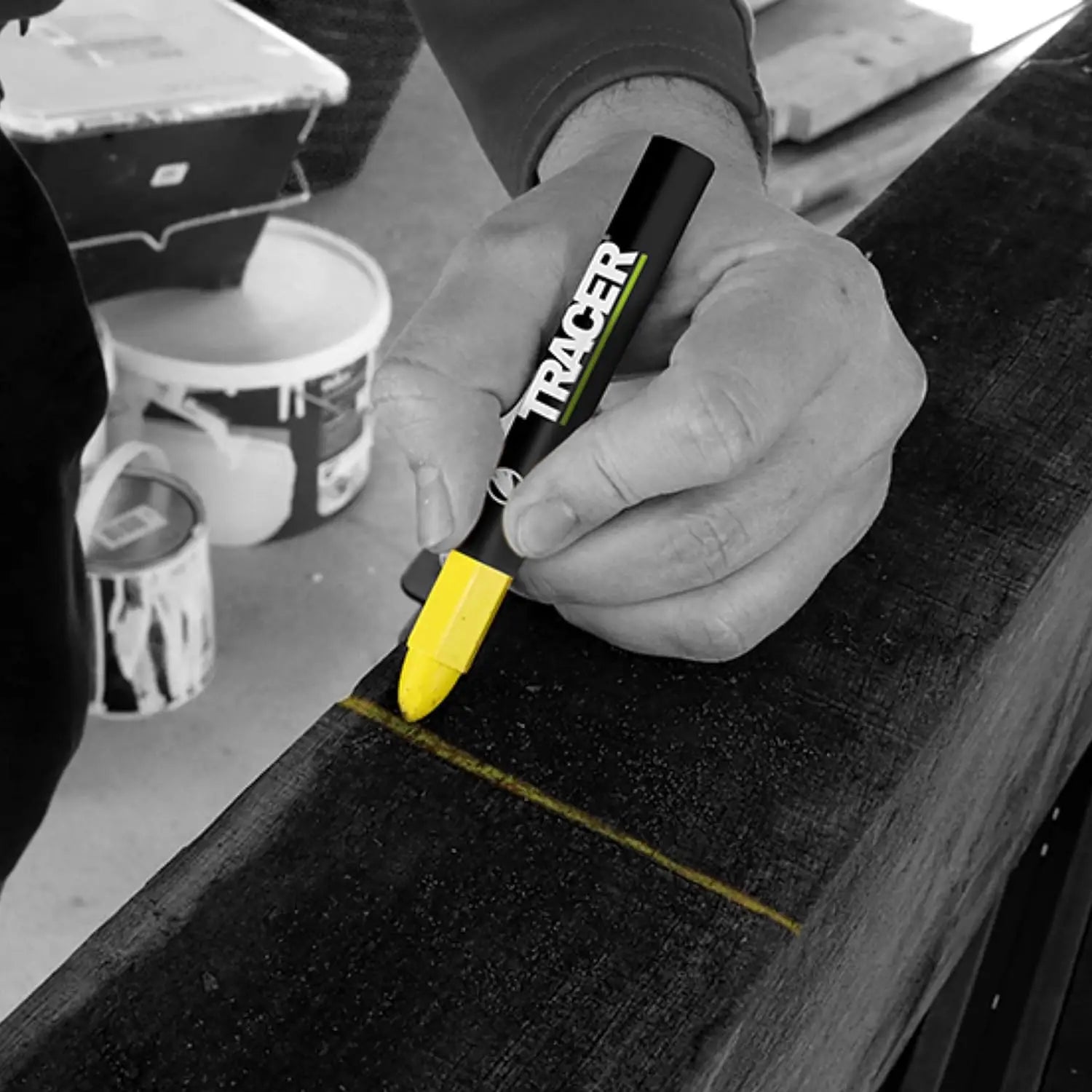 Mână folosind marker galben pentru marcare universală cu înaltă vizibilitate pe suprafață întunecată