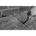 Mână cu instrument pentru curățare fisură pe beton, tracer ofera marcare înaltă vizibilitate
