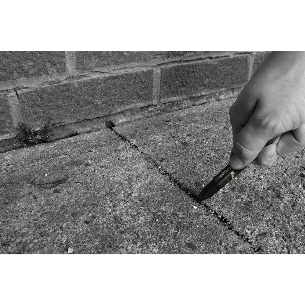 Mână cu instrument pentru curățare fisură pe beton, tracer ofera marcare înaltă vizibilitate