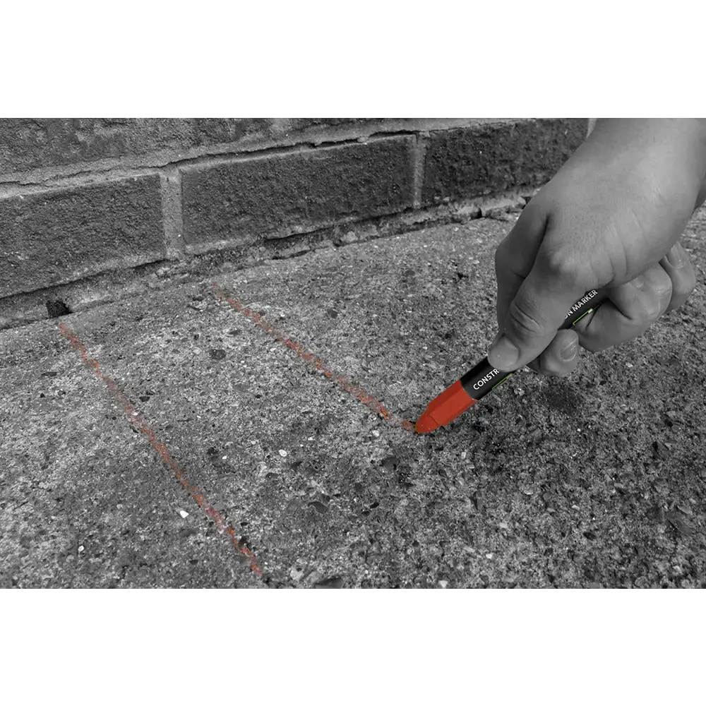 Mână cu marker roșu pentru tracere, oferă marcare universală și înaltă vizibilitate