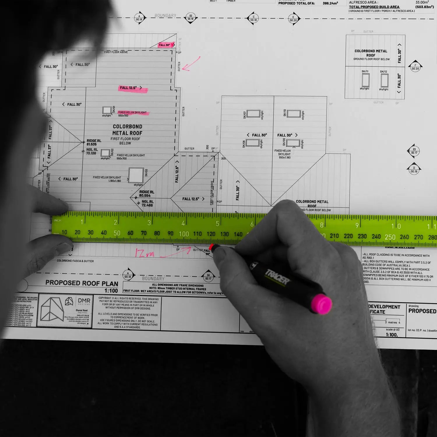 Mâini cu markere fluorescente verde și roz din Set 3 Tracer AFH‑MK3‑PF peste plan de acoperiș