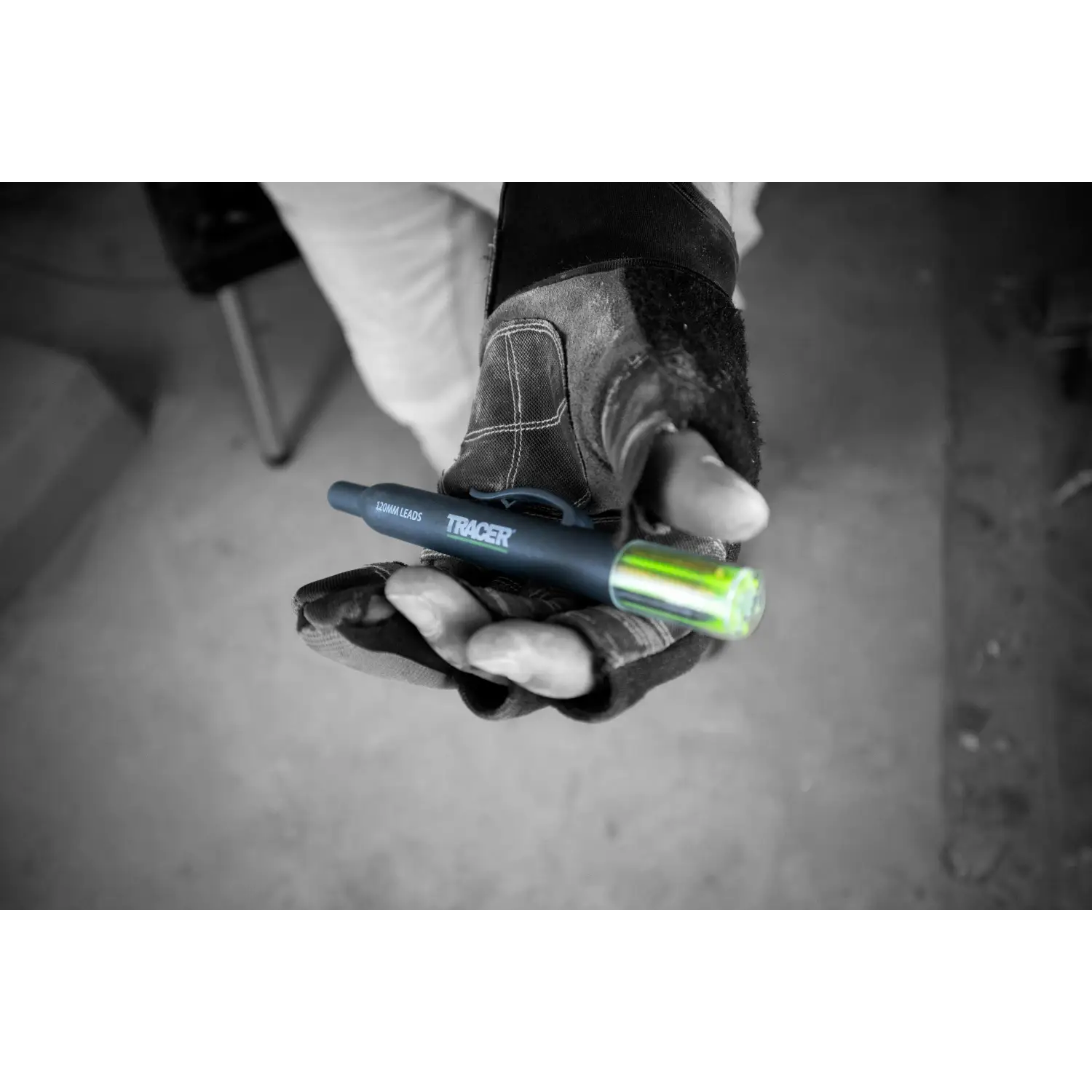 Markeri Deep Pencil inlocuire tracer negru și neon verde în mână cu mănușă