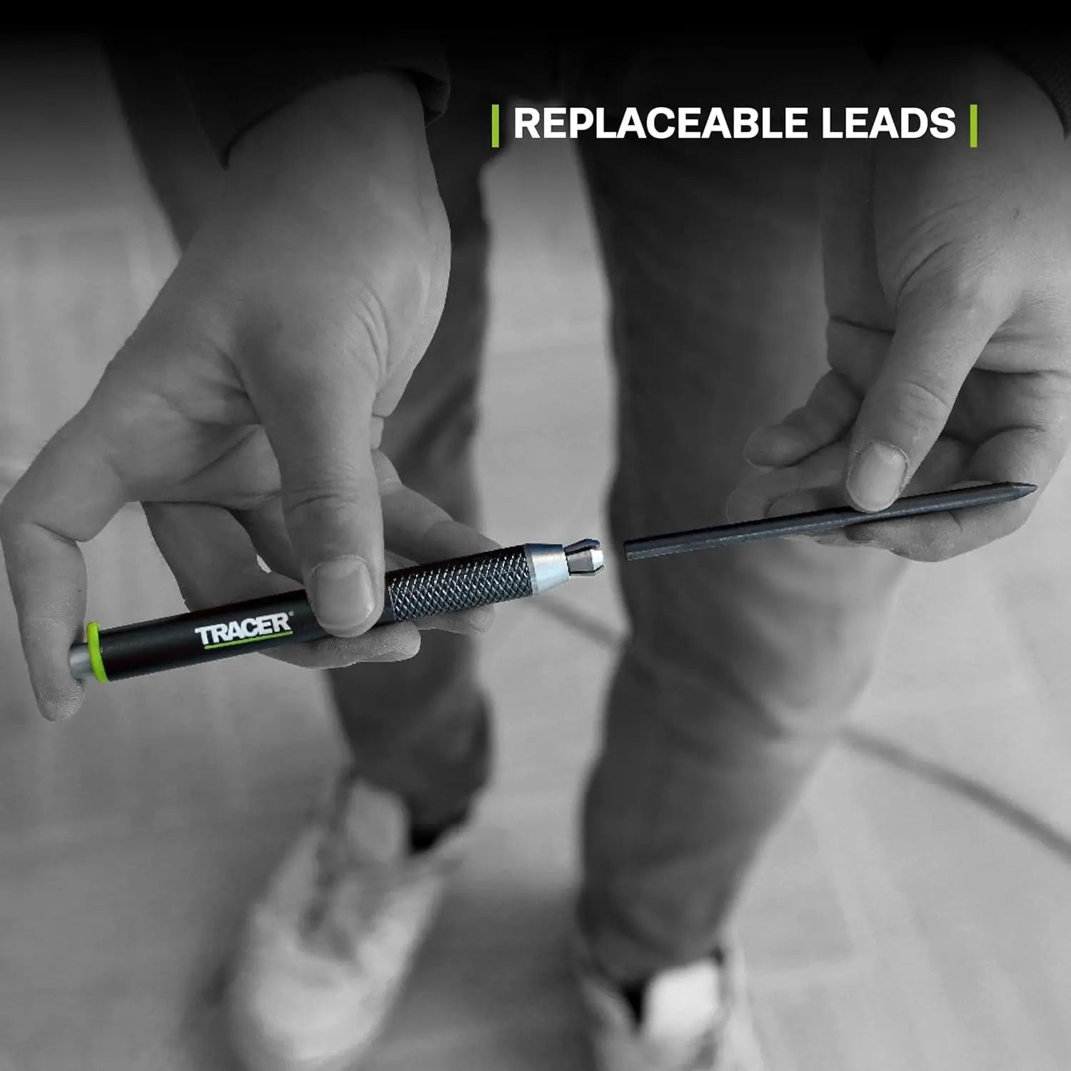 Imagine cu un creion mecanic negru și argintiu Tracer ATPK1‑PRO cu rezervă de grafit