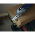 Unealta multifunctionala SMART Rapid Wood tăind o crestătură în lemn cu un oscillating multi-tool