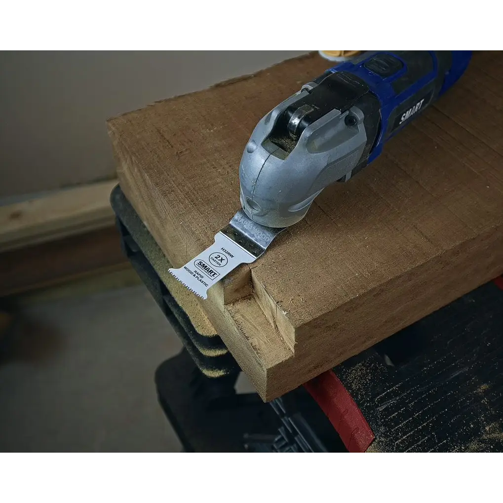Unealta multifunctionala SMART Rapid Wood tăind o crestătură în lemn cu un oscillating multi-tool