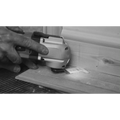 Persoană folosind unealta multifunctionala SMART Rapid Wood pentru șlefuire lemn