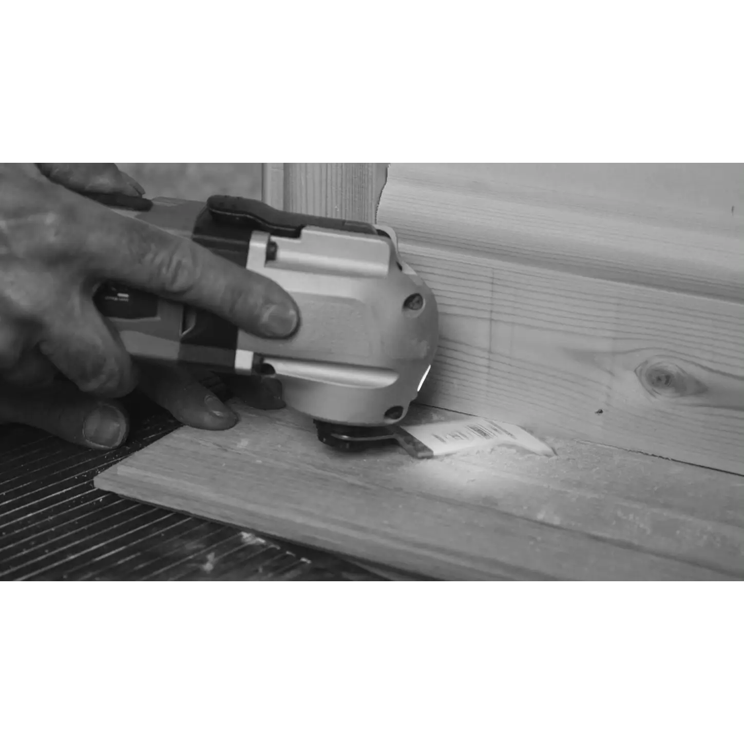 Persoană folosind unealta multifunctionala SMART Rapid Wood pentru șlefuire lemn
