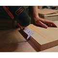 Persoană folosind unealta multifunctionala SMART Rapid Wood pentru a șlefui lemn