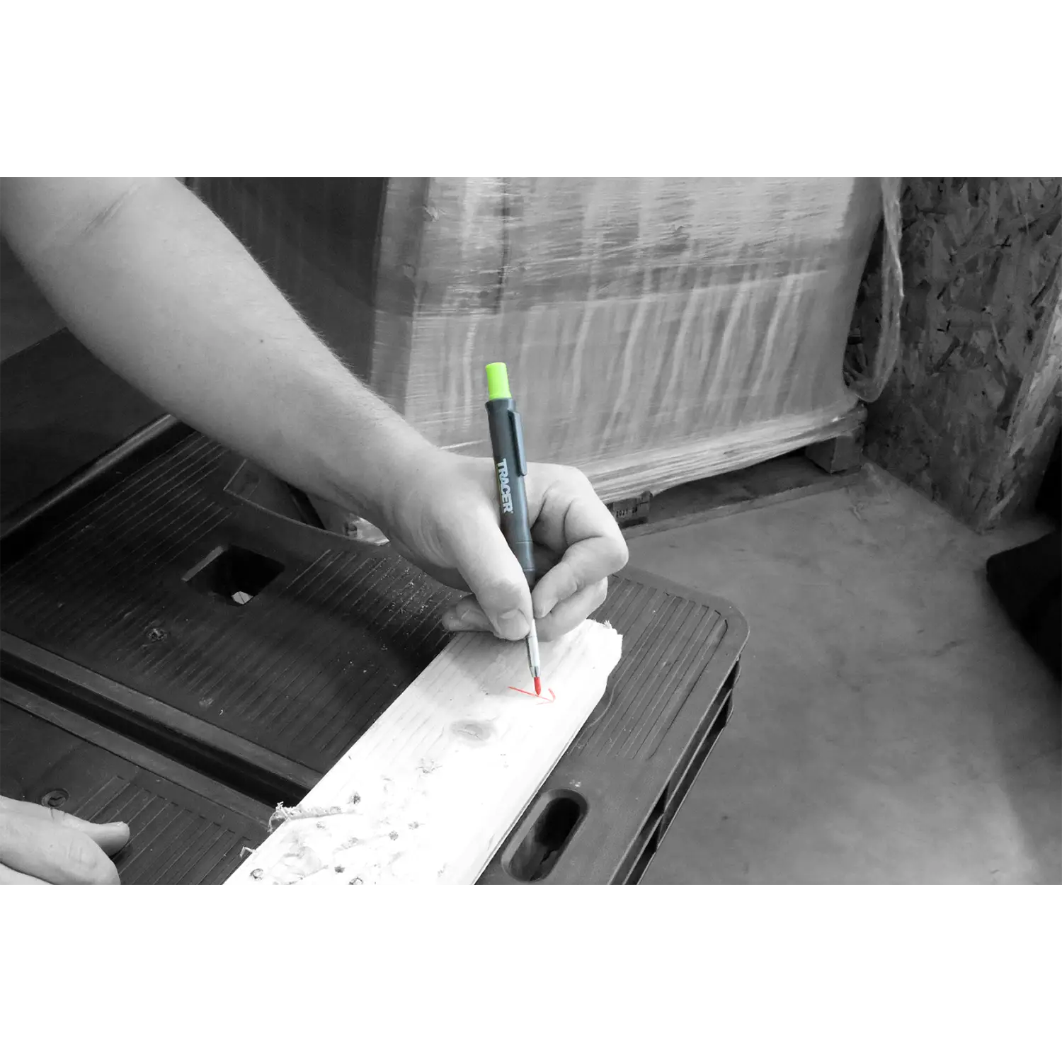 Mână care ține un creion mecanic negru și lime pentru tracer deep hole pe lemn