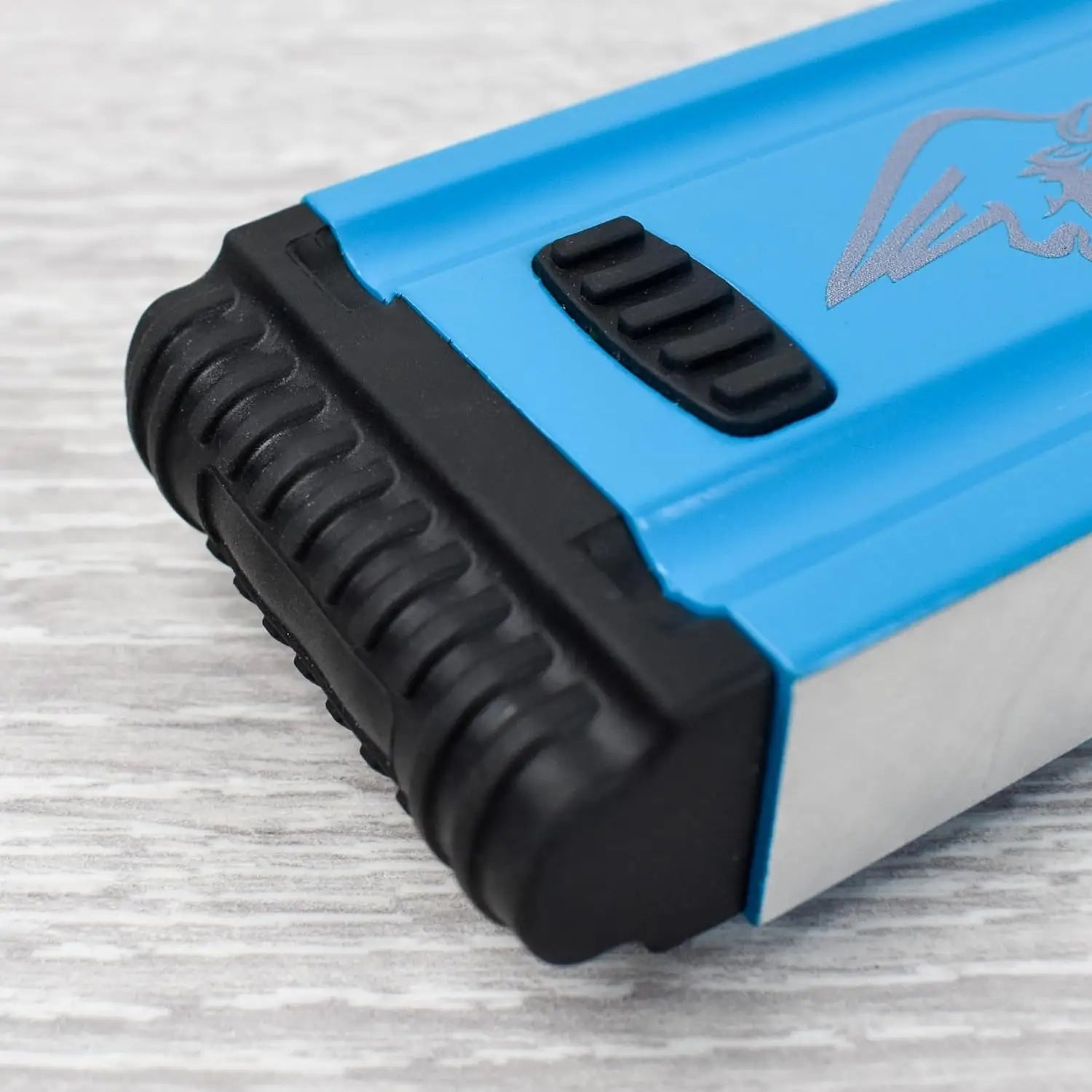 Banc de energie robust albastru și negru cu priză texturată, ideal pentru nivela torpedo și tevi si schele