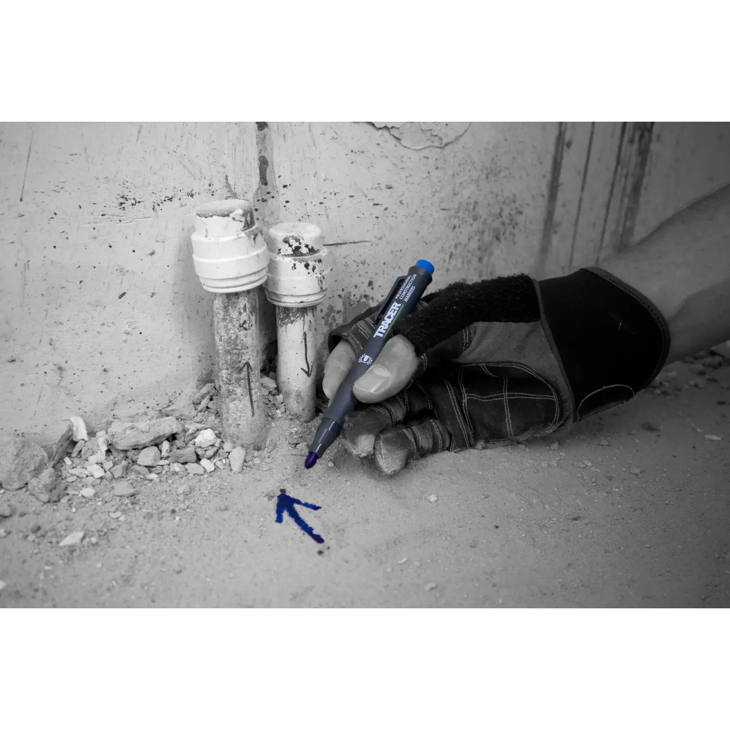 Mână cu marker albastru din Set Markere TRACER pe o suprafață prăfuită, clog free