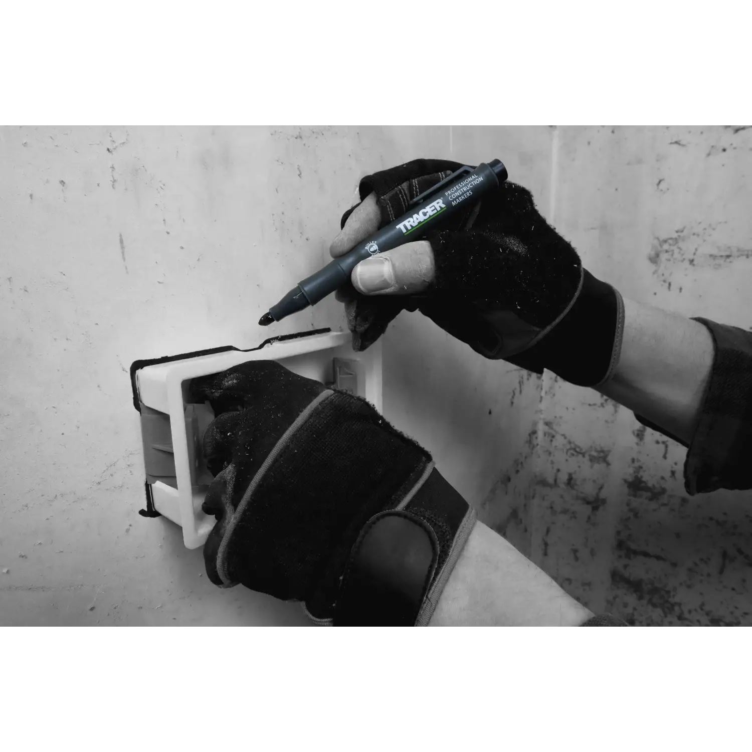 Persoană cu mănuși folosind un marker din Set Markere TRACER pentru suprafete prafuite