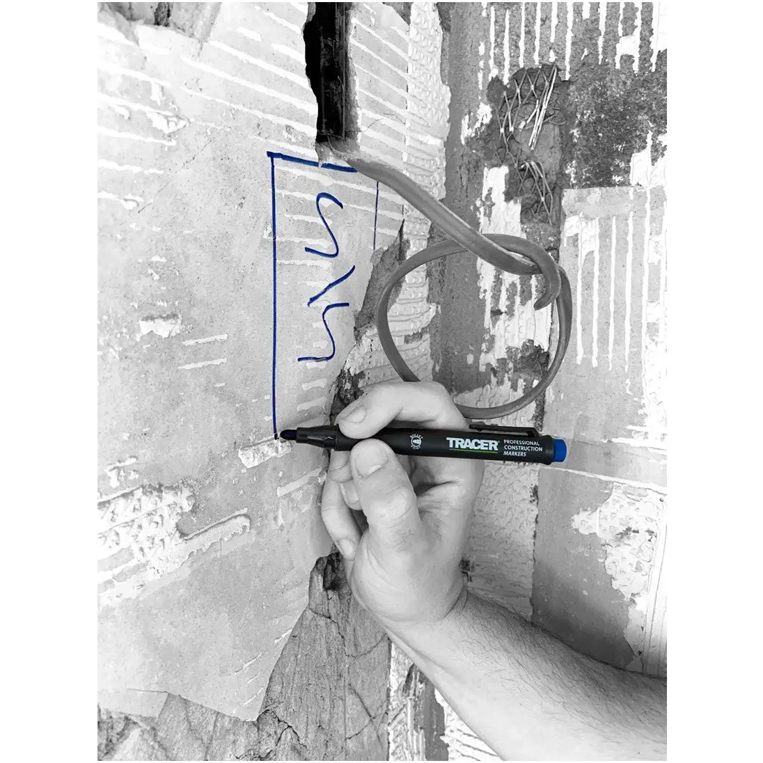 Mână cu marker din set markere tracer pe o suprafață prafuită, clog free și colorată