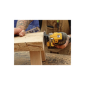 Persoană folosind set slefuire multitool SMART HS93KIT cu foi abrazive pentru șlefuire lemnului