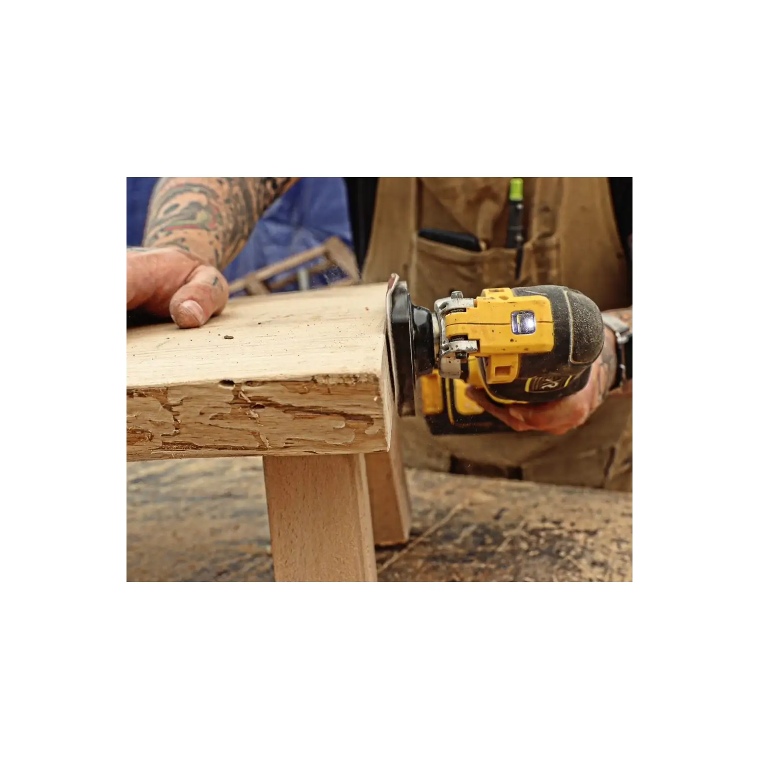 Persoană folosind set slefuire multitool SMART HS93KIT cu foi abrazive pentru șlefuire lemnului