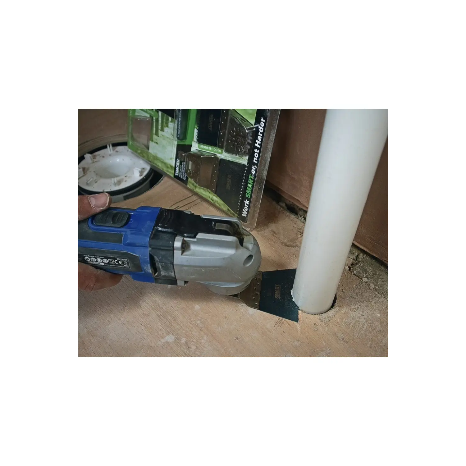 Unealtă multifuncțională albastră și gri cu atașament de ștergere pentru lemn și plastic