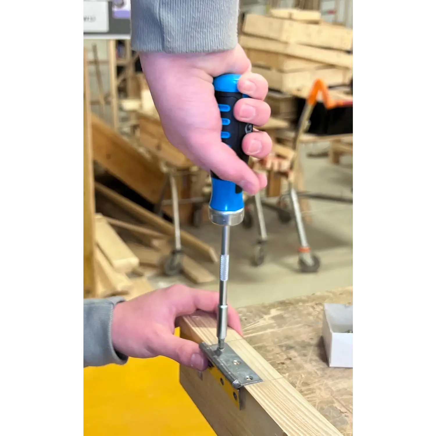 Persoană folosind clichet ox pro pentru fixare metal pe lemn cu ratchet blocabil