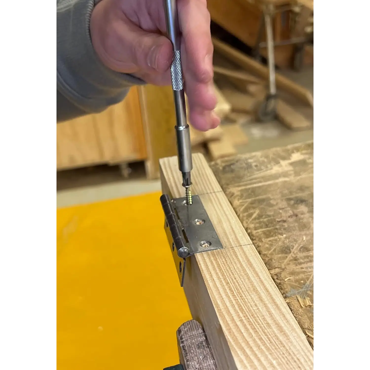 Persoană folosind Surubelnita cu clichet OX Pro OX-P361501 în magazie în maner