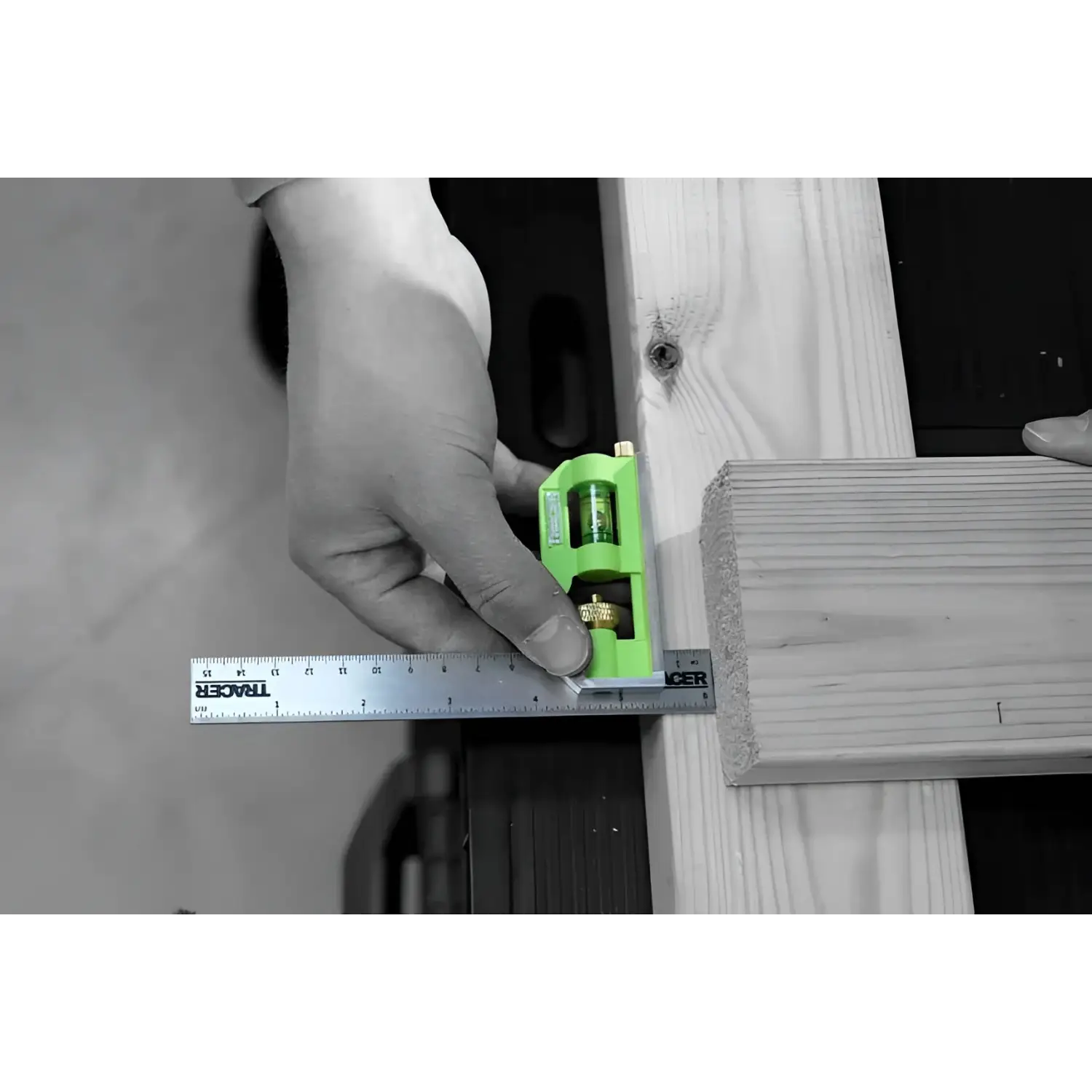 Mână folosind tracer acsq150 echer cu nivel pentru măsurare și marcaj lemn