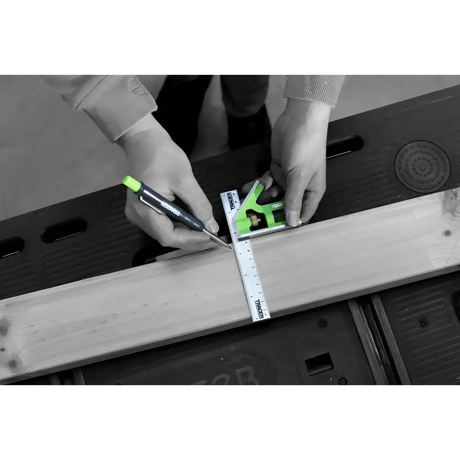 Persoană marcând lemn cu tracer acsq150 echer și creion pentru construcții și tâmplărie