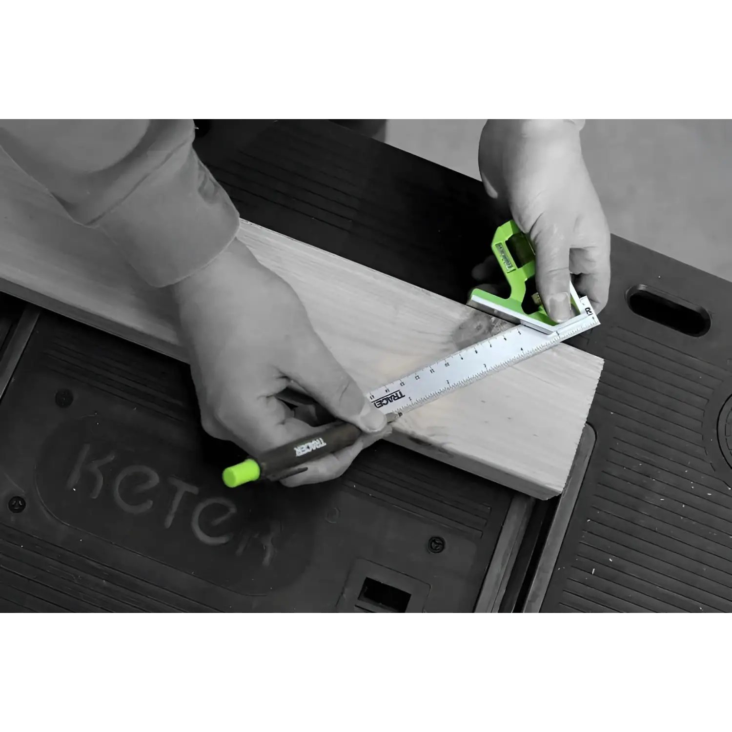 Mâini folosind tracer acsq150 echer și creion pentru marcaj lemn, instrument de măsurat