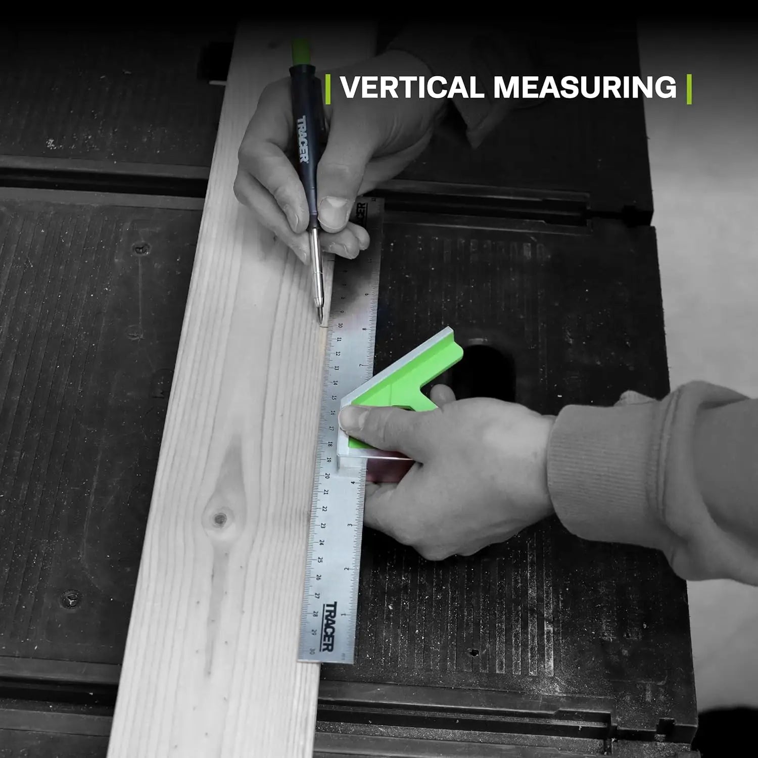 Mână folosind tracer acsq300 echer cu ghidaj de unghi verde pentru marcare lemn