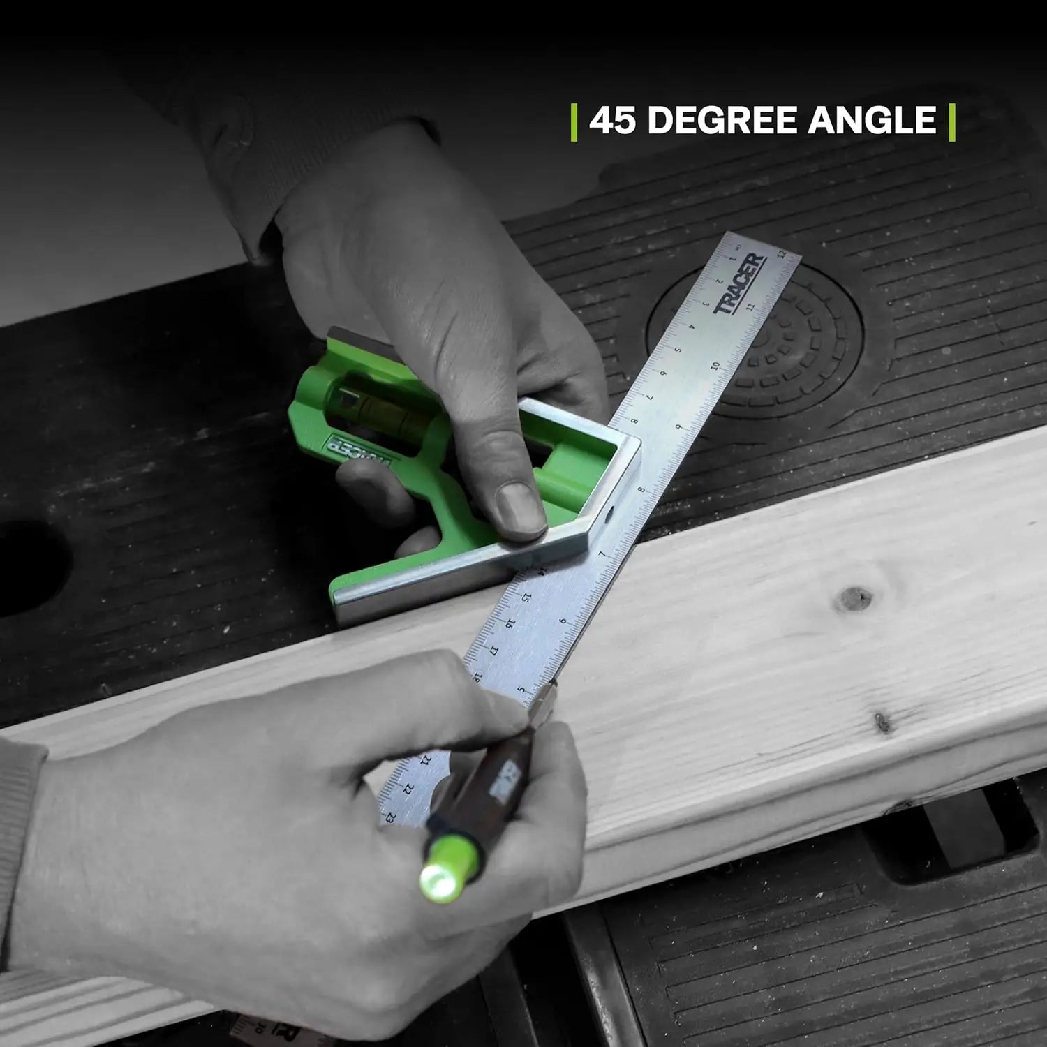 Imaginea arată mâini folosind tracer acsq300 echer pentru a marca un unghi de 45 de grade pe lemn