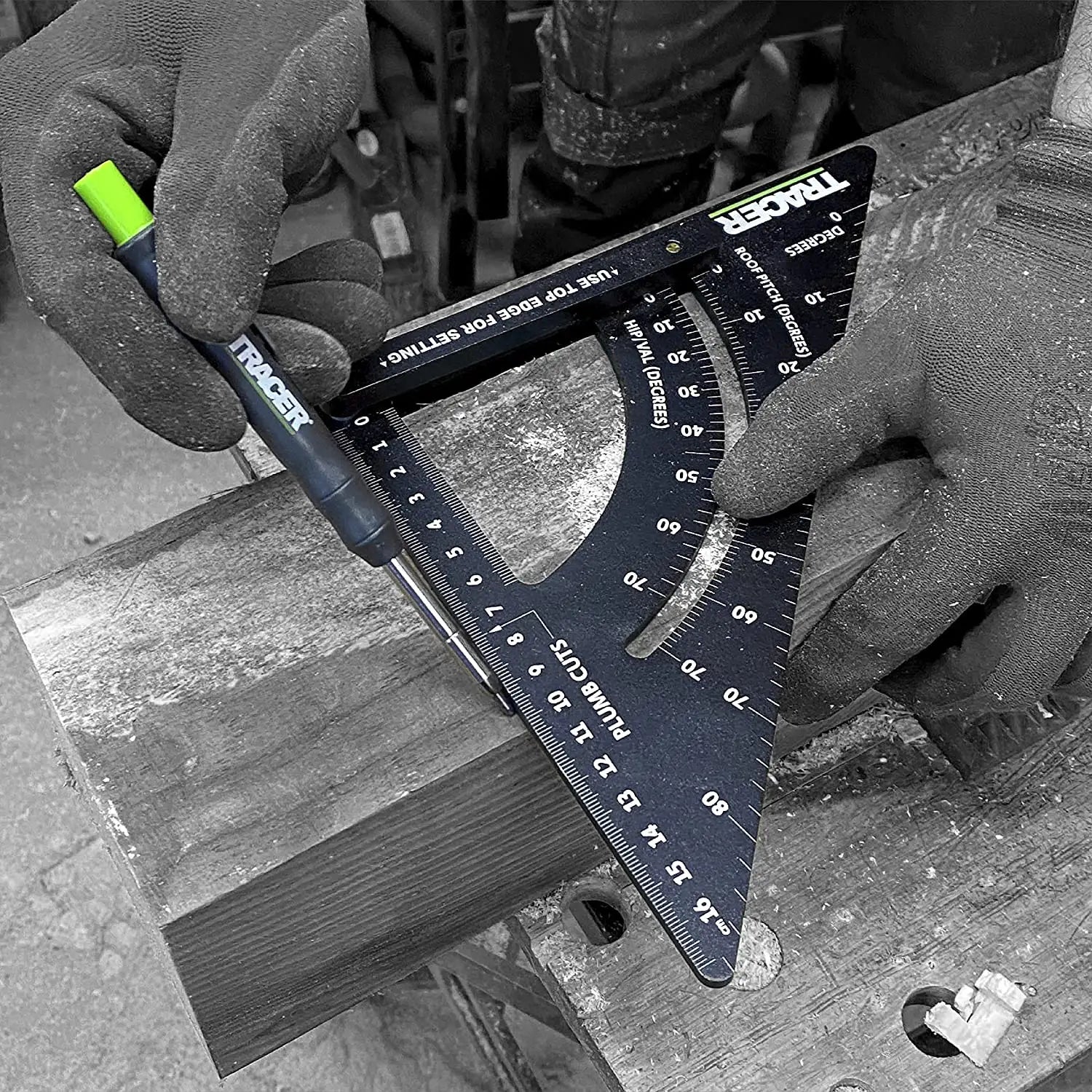 Persoană folosind tracer aps7 prosquare pentru măsurare și marcaj lemn în construcții